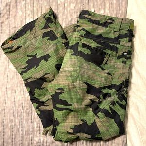 686 Camo Snowboarding Pants